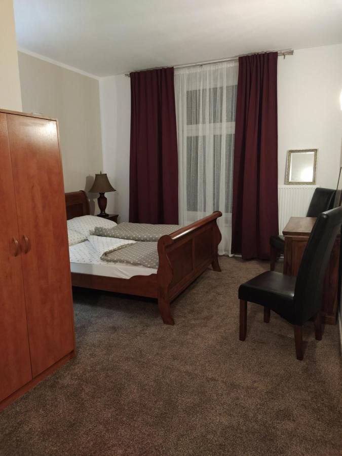 Hotel Koruna Penzion Teplice nad Metují Exteriör bild